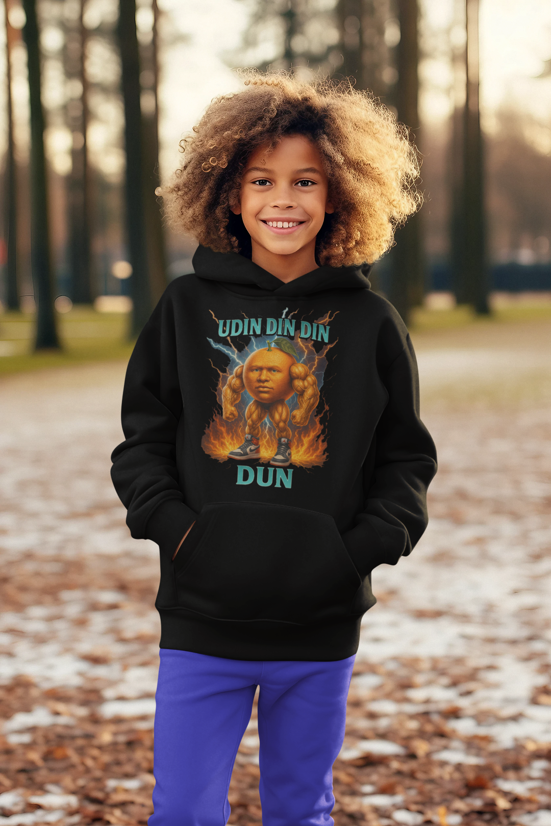 ai-created-mockup-of-a-smiling-boy-wearing-a-pullover-hoodie-in-a-winter-landscape-m36240-Large.png Mikina s potlačou – Udin din din dun – Obrázok 1