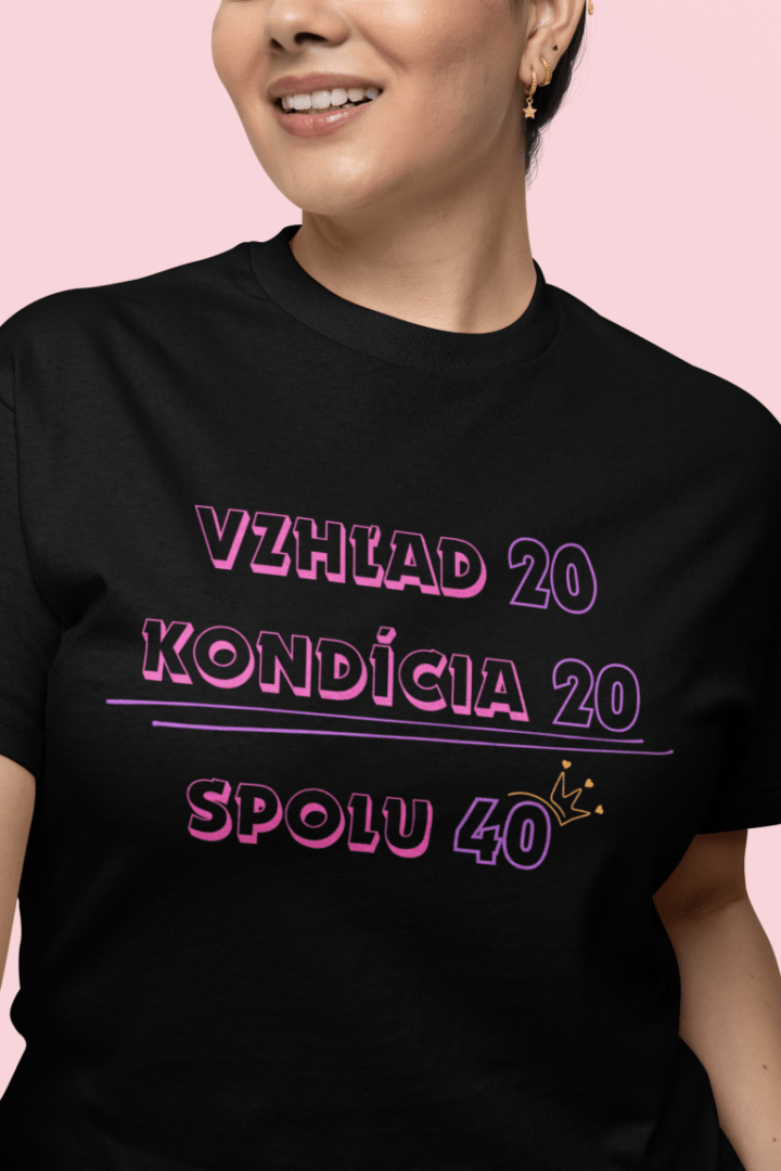 closeup-mockup-of-a-woman-wearing-a-rounded-neck-gildan-t-shirt-in-a-studio-m35100.png Tričko s potlačou – Vzhľad, kondícia, spolu - PINK – Obrázok 1
