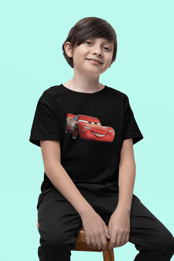 gildan-t-shirt-mockup-of-a-smiling-boy-sitting-on-a-stool-m37683.png Tričko s potlačou – McQueen auto – Obrázok 1