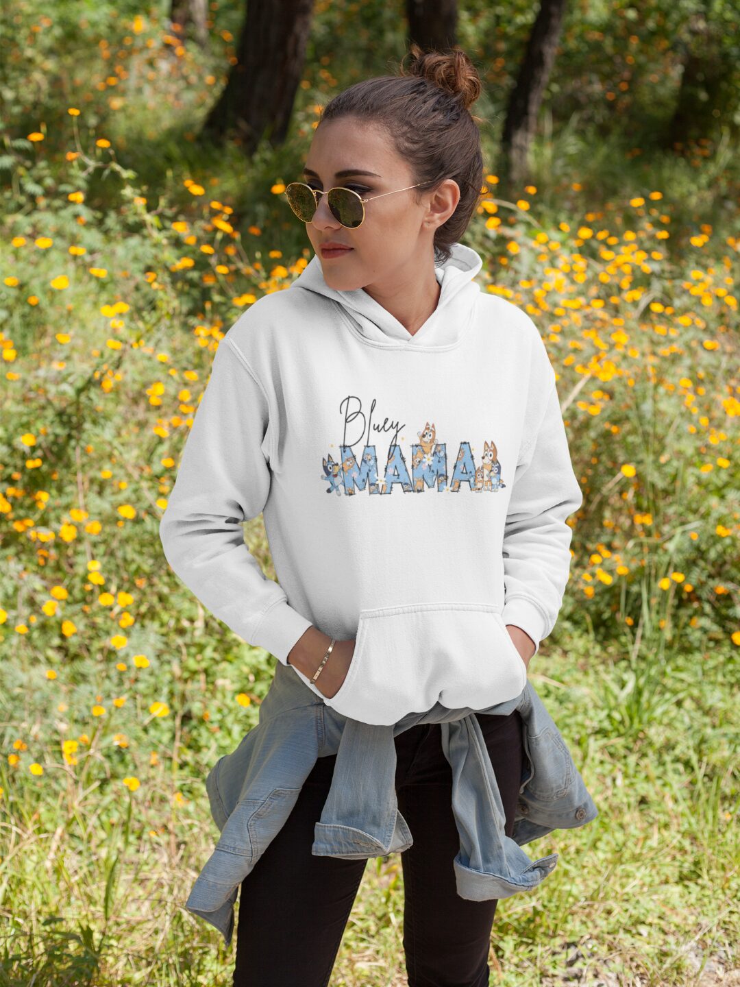 girl-wearing-a-hoodie-mockup-while-standing-near-flowers-outdoors-a17673-Large.jpg Mikina s potlačou – Bluey mama – Obrázok 1