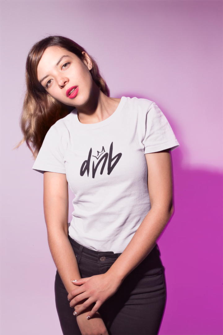 girl-with-red-lips-wearing-a-tshirt-mockup-against-a-pink-background-a18576.png Tričko s potlačou – dnb - drum and bass – Obrázok 1