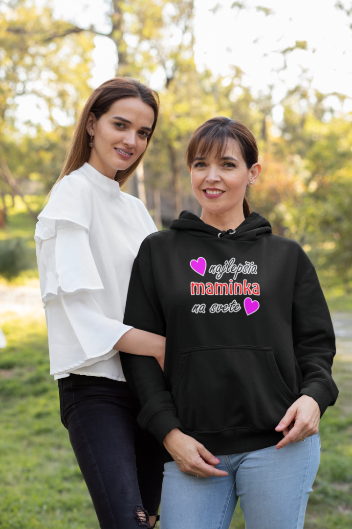 hoodie-mockup-of-a-woman-receiving-a-hug-from-her-daughter-32657.png Mikina s potlačou – Najlepšia maminka na svete – Obrázok 1