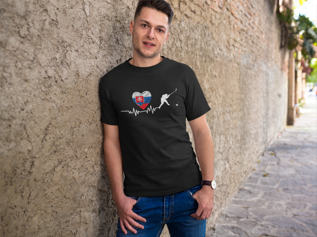 man-looking-to-the-camera-wearing-a-tshirt-template-in-the-street-a17851.png Tričko s potlačou – EKG hokejové tričko Slovensko – Obrázok 1