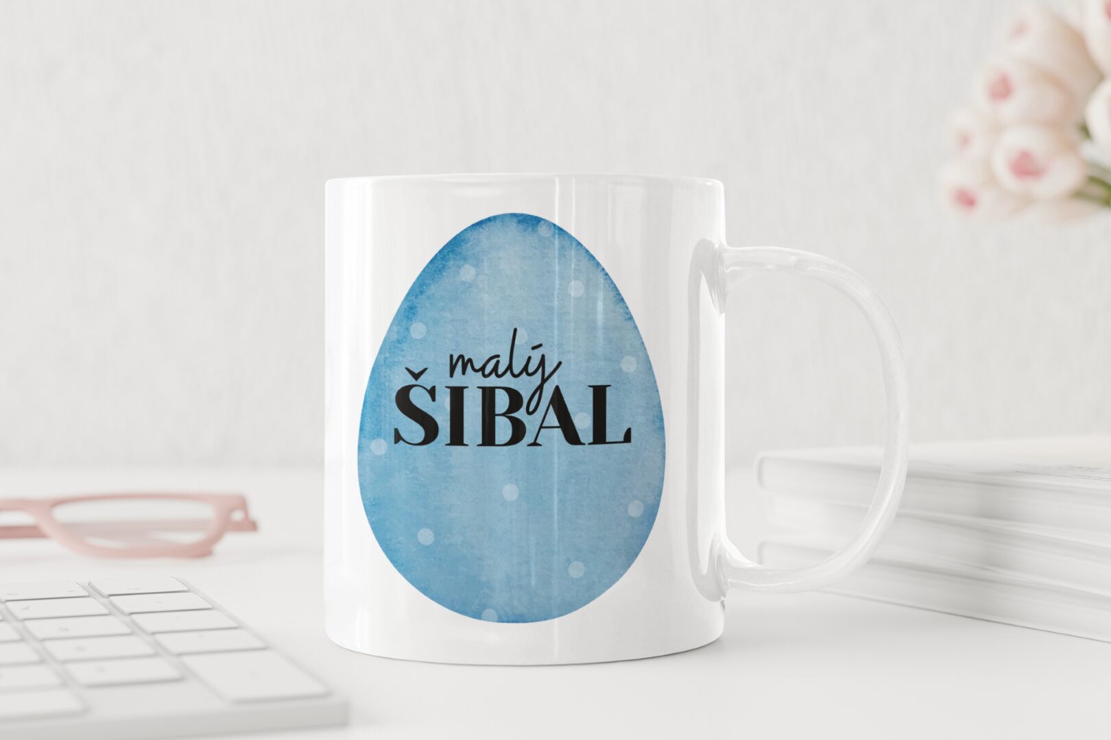 mockup-of-an-11-oz-coffee-mug-on-a-white-colored-desk-m8956-r-el2-1.jpg Hrnček - Malý šibal – Obrázok 1
