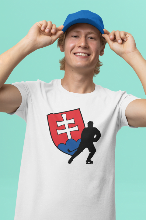 round-neck-tee-mockup-featuring-a-happy-man-posing-in-a-studio-m32748-1.png Tričko s potlačou – Slovenský erb a hokejista – Obrázok 1