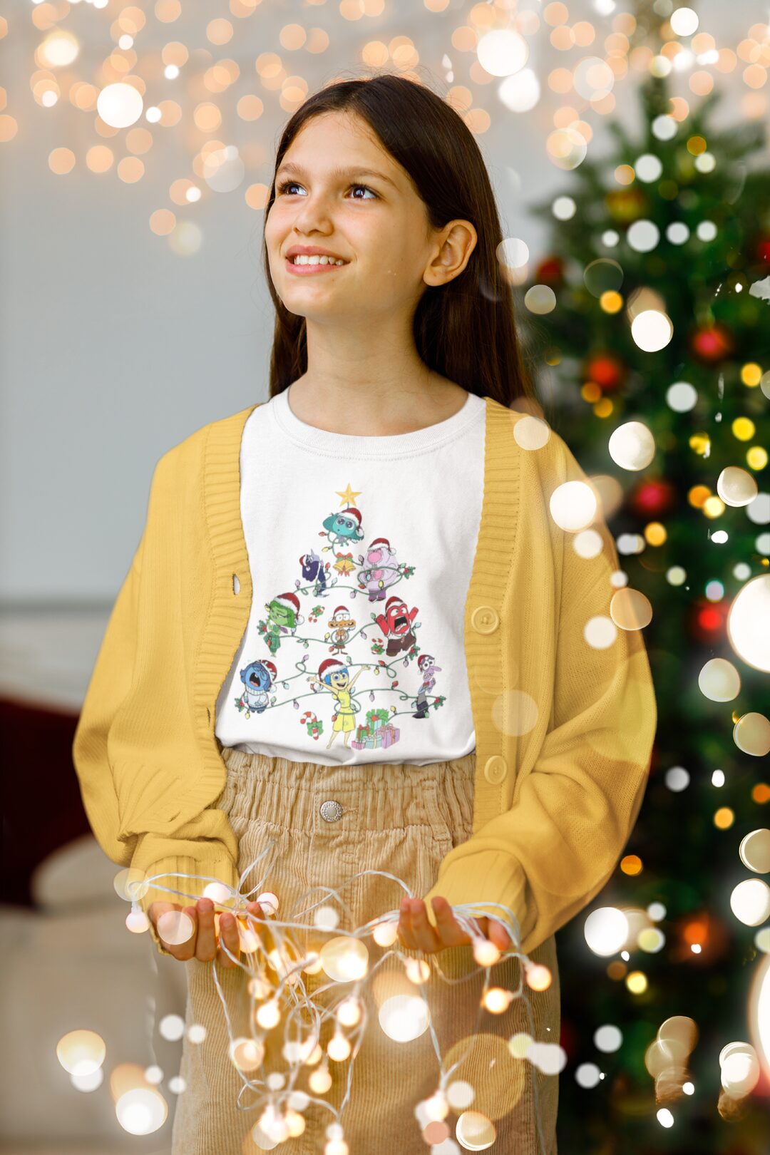 round-neck-tee-mockup-of-a-smiling-girl-holding-christmas-lights-m30388.jpg Tričko s potlačou – V hlave-vianočný stromček – Obrázok 1