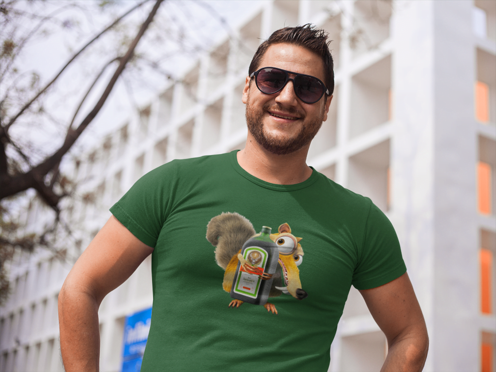 smiling-dude-wearing-a-tshirt-mockup-and-sunglasses-while-in-the-city-a15994.png Tričko s potlačou – Veverička Scrat a Jägermeister – Obrázok 1